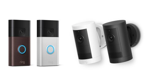 上半分が黒、下はこげ茶色とシルバーの2つの長方形の製品、その下半分には青い円がある。その右側には白と黒2種類の小さなレンズがついた筒状の物に、同色で壁に固定するための金具がついている。