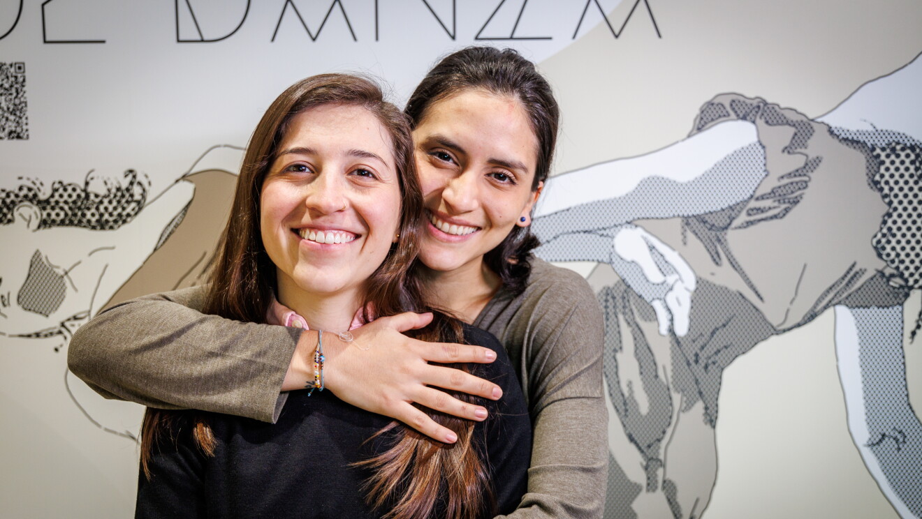 Mariana y Laura posando en las oficinas de MAD15. 