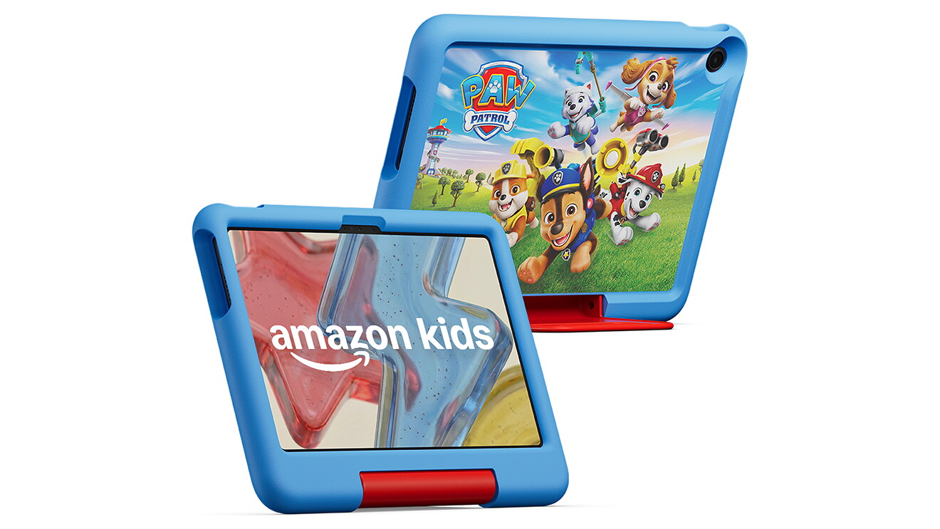 子供向けタブレットの前面と背面。画面にはamazon kidsの文字、背面には犬のキャラクターイラストが描かれている。