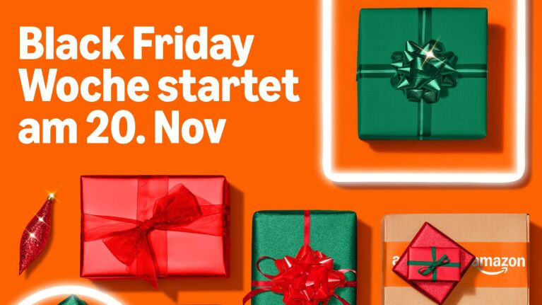 Black Friday-Verkaufsankündigung mit bunten Geschenkboxen auf orangefarbenem Hintergrund
