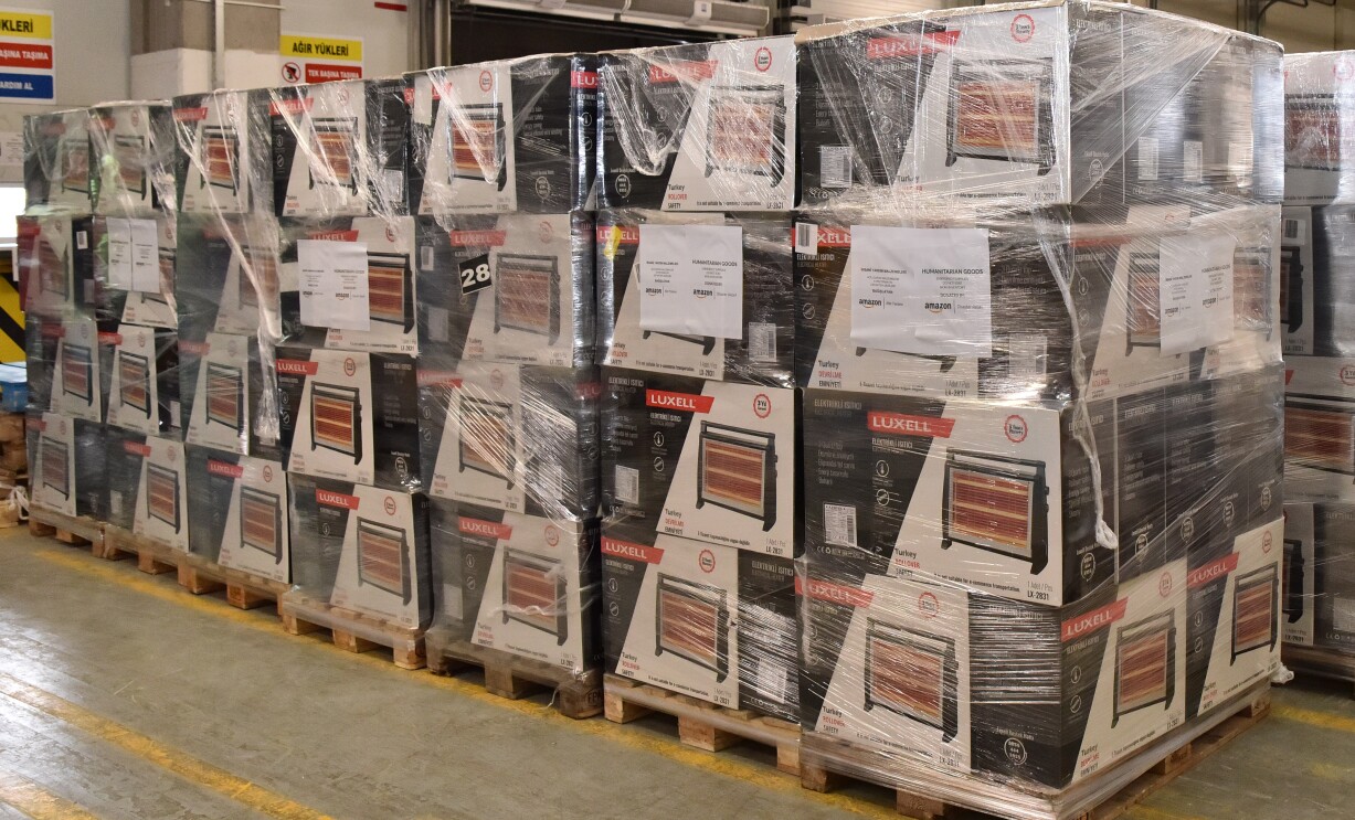 Die Amazon Spendenlieferungen für die Erdbebengebiete werden im Logistikzentrum für den Versand vorbereitet.