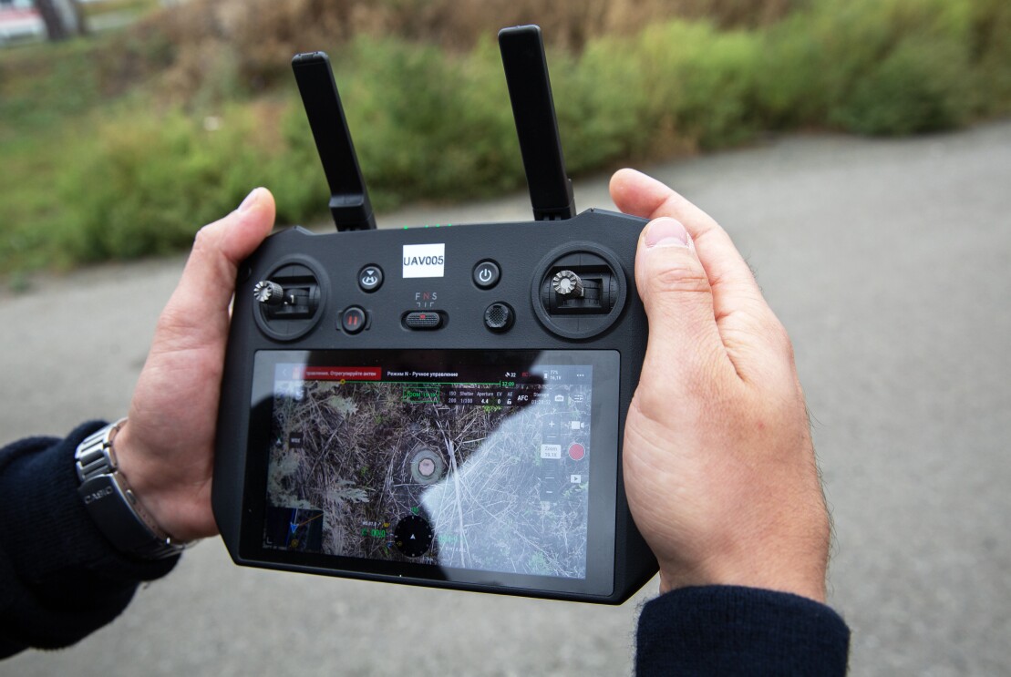 太いリモコンのようなデバイスには大きなスクリーンに地図が表示されている。そのデバイスは両手で持たれている。