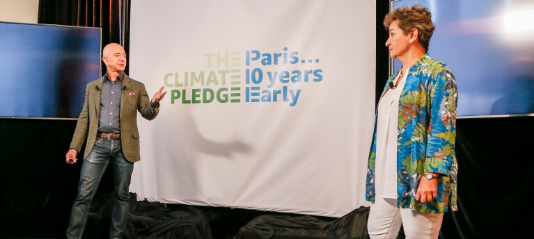 Jeff Bezos präsentiert auf der Climate Pledge Pressekonferenz