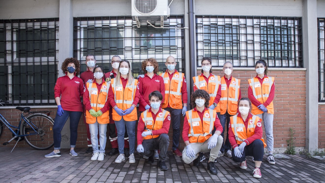 Foto di gruppo di volontari di Croce Rossa Italiana sezione Bergamo Hinterland con gilet catarifrangenti e mascherine sanitarie