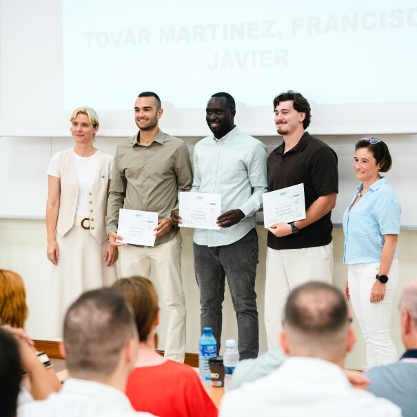 Amazon y Mondragon Goi Eskola Politeknikoa gradúan a la segunda promoción del programa Aprendices, formada por 53 estudiantes