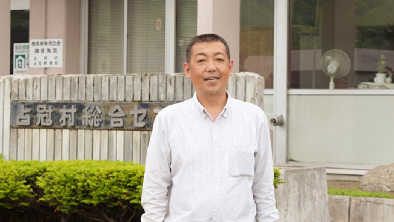 原野さんをメープルシロップづくりに誘った村役場の鈴木智宏さん。