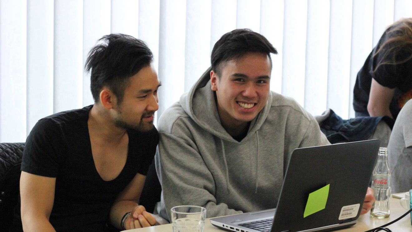 Tuan Hoang mit anderen Teilnehmern lachend beim Workshop 