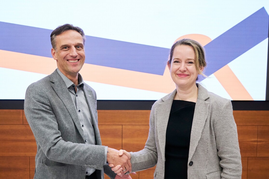 Rocco Bräuniger, Country Manager von Amazon in Deutschland, mit der Vertreterin der Internationalen Organisation für Migration (IOM) beim Hände schütteln vor der Unterzeichnung des gemeinsamen Abkommens zur Katastrophenhilfe.