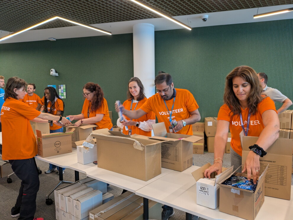 Amazon Mitarbeitende beim freiwilligen Engagement