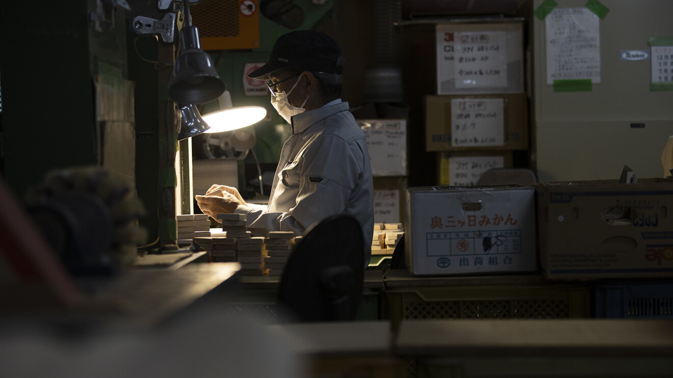 手元をライトで照らし、作業をしている様子