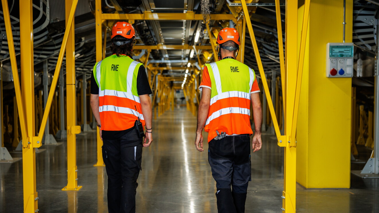 Dos trabajadores de Amazon en un centro logístico