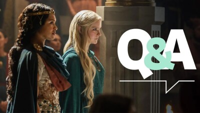 凯兰崔尔和皇后米里亚站在一起的照片来自亚马逊的新指环王系列。文章上覆盖的文字是“问答”