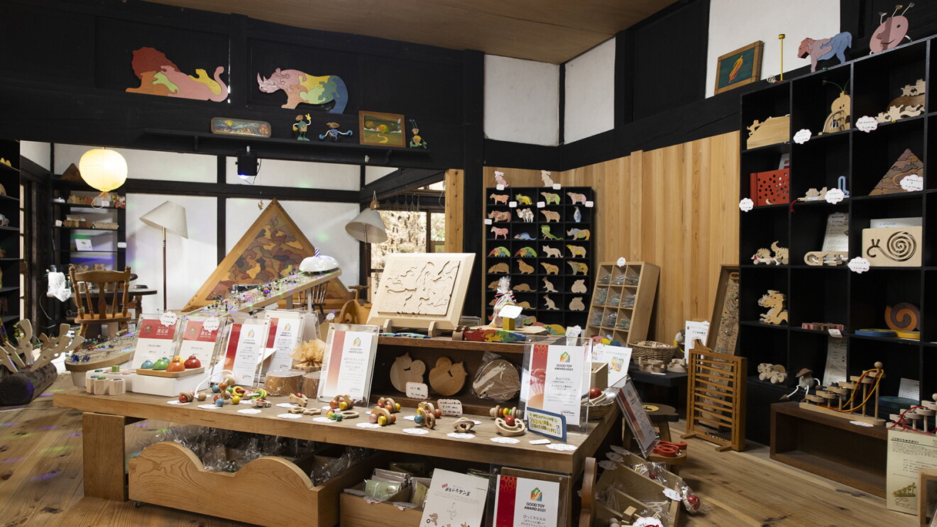 さまざまな木製パスㇽなどの製品が並ぶ店内。店内も内装にも木がふんだんに使われている