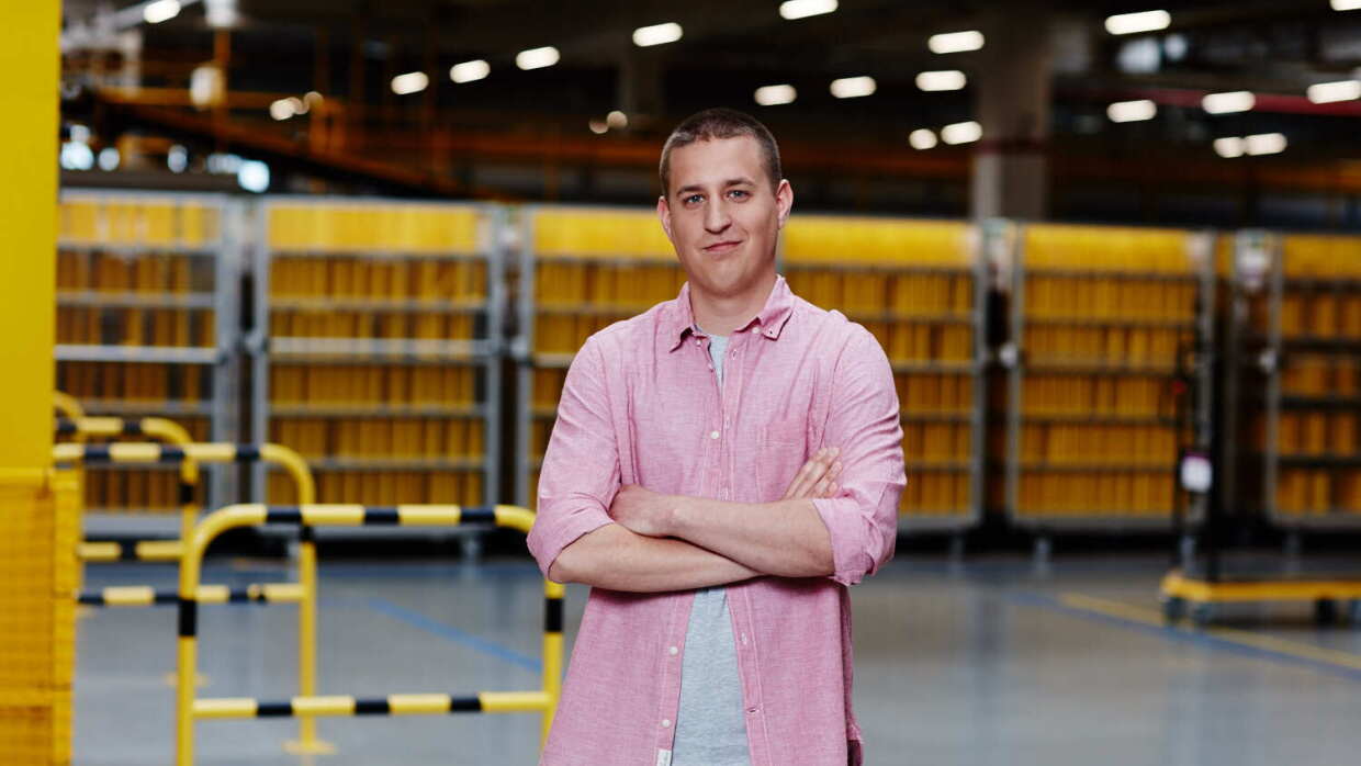 Pracownik Amazon w centrum logistyki