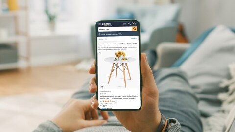 Aplicación de Amazon abierta en el teléfono, mostrando la poderosa IA de Amazon cura su experiencia de compra personalizada.