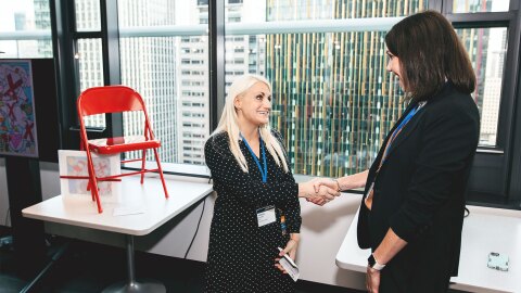 人权活动家肯德尔·阿莱莫(Kendall Alaimo)在西雅图举行的亚马逊技术打击人口贩运峰会上向亚马逊全球社会责任团队展示了一个红色座位。这个座位象征着社会包容,以及人口贩运幸存者通往可持续自由的途径。