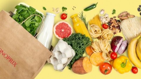 Sac de courses renversant des produits frais et des denrées de base sur fond jaune