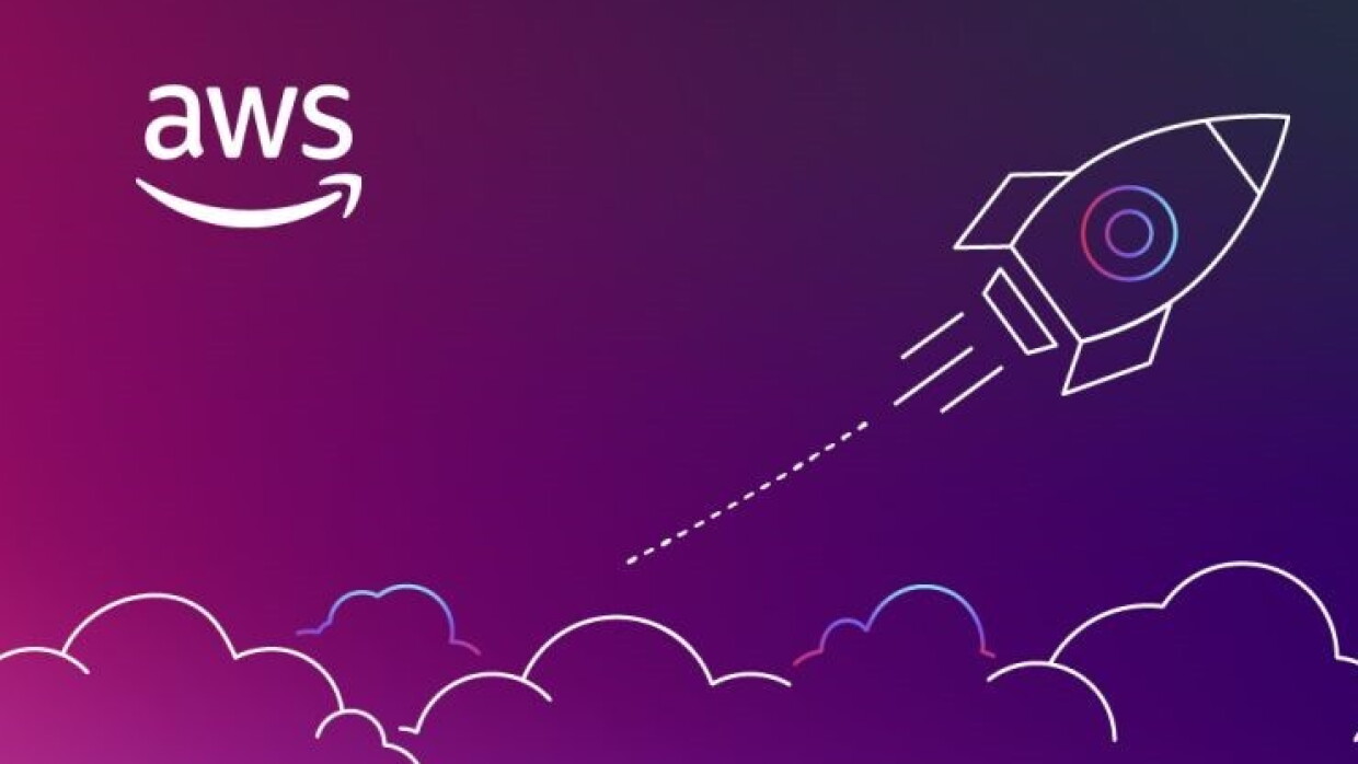 Dibujo de un cohete despegando y el logo de AWS. 