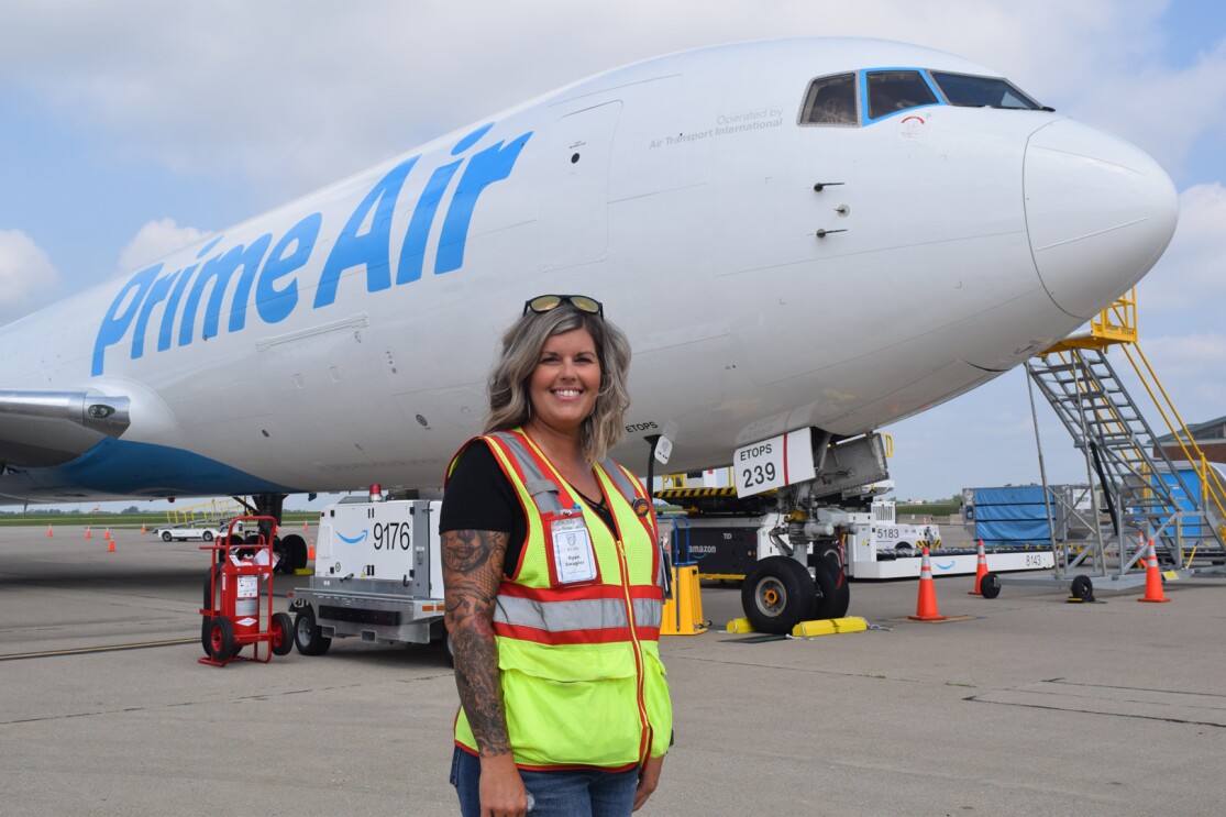 An image of a Kentucky Air hub employee working with the equipment in the loading zone.