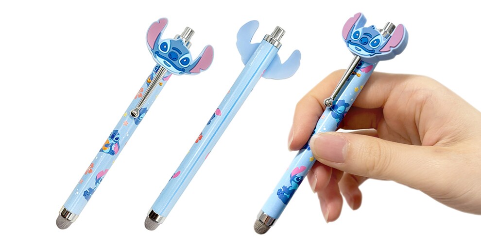 タブレット用ペンの製品画像。左から正面、背面、手に持った状態。水色の本体で、上部にスティッチの顔のチャームがついている。