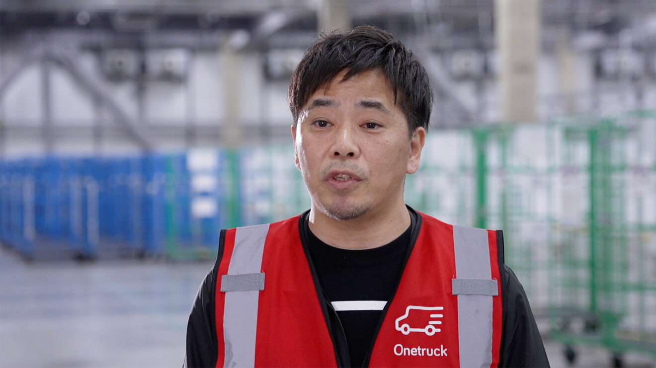 赤い作業用のベストを着た男性