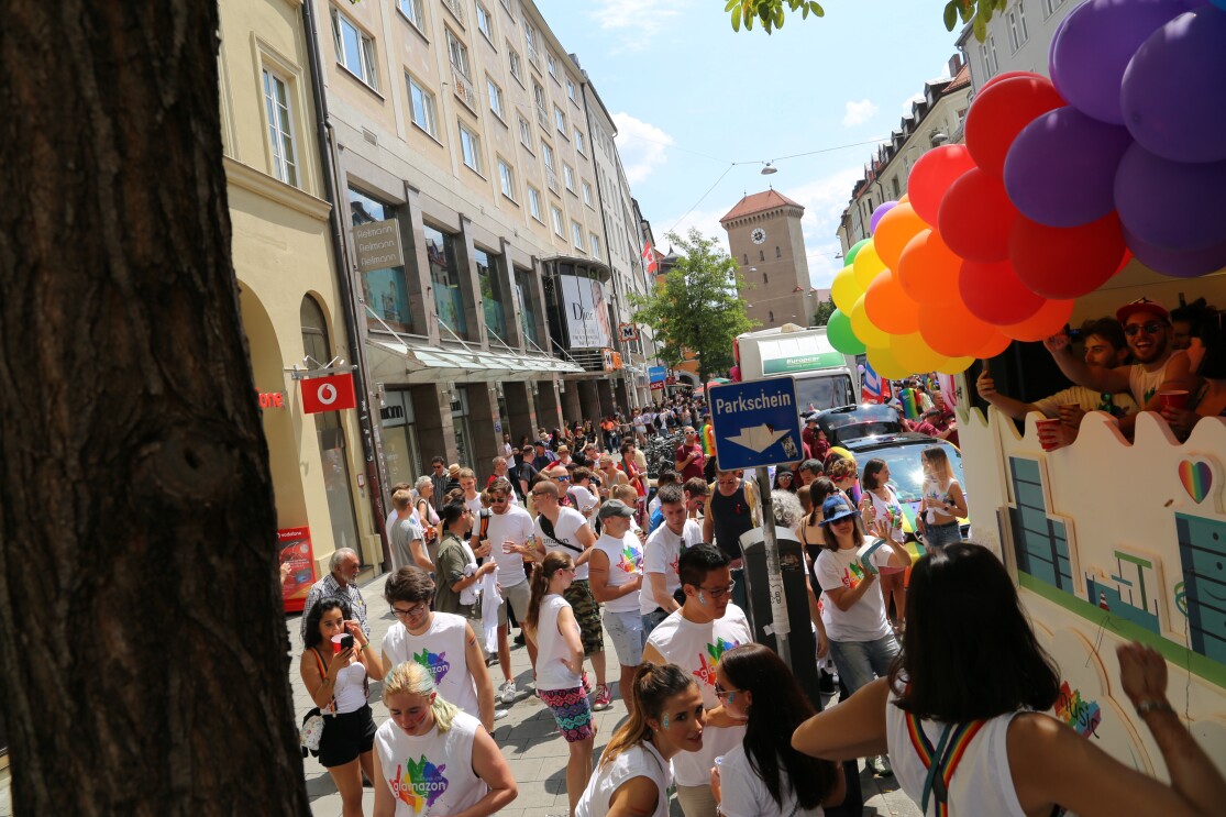 Amazon-Wagen und Amazon Mitarbeiter beim Christopher Street Day in München.