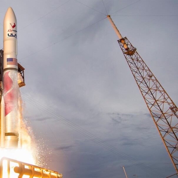 ULA火箭发射进入夜空。