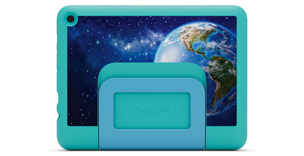 ライトブルーグリーンのタブレットの背面。全体に宇宙から見た地球の写実イラスト。左上隅にカメラレンズの穴。中央にAmazonロゴ。