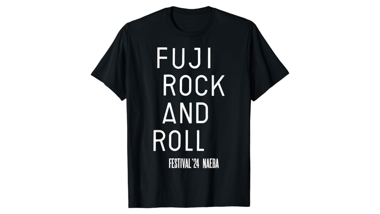 黒いTシャツには白い大文字で「FUJI ROCK AND ROLL FESTIVAL '24 NAEBA」と書かれている。