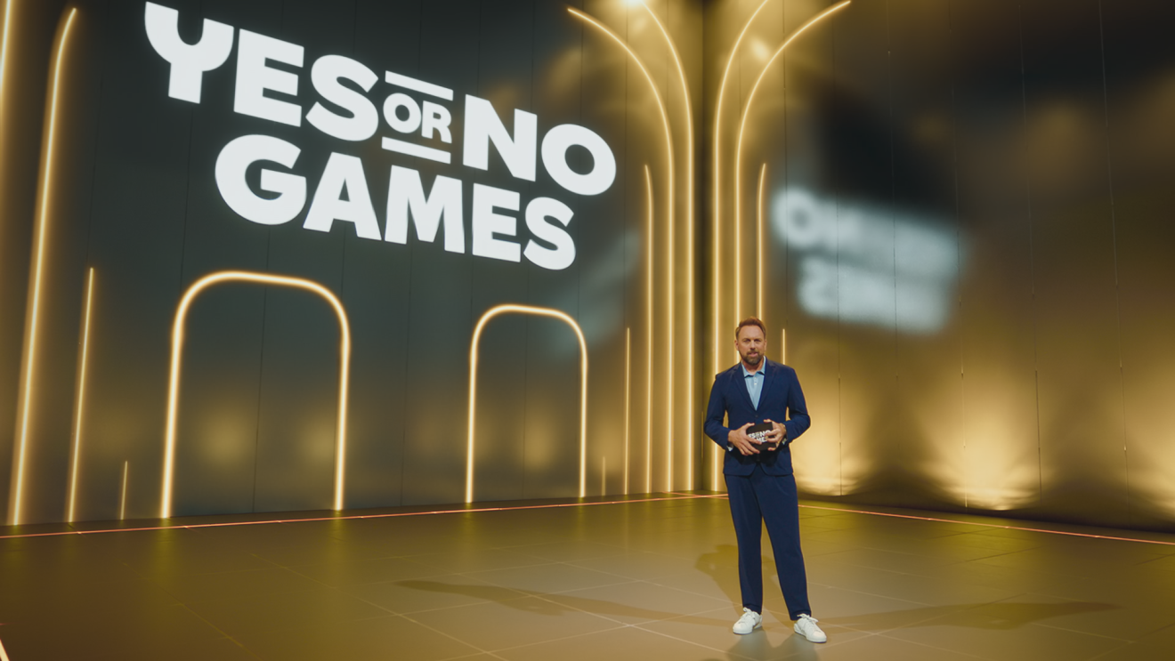 Moderator steht auf der Bühne für die Show „Yes or No Games” mit dramatischer Beleuchtung