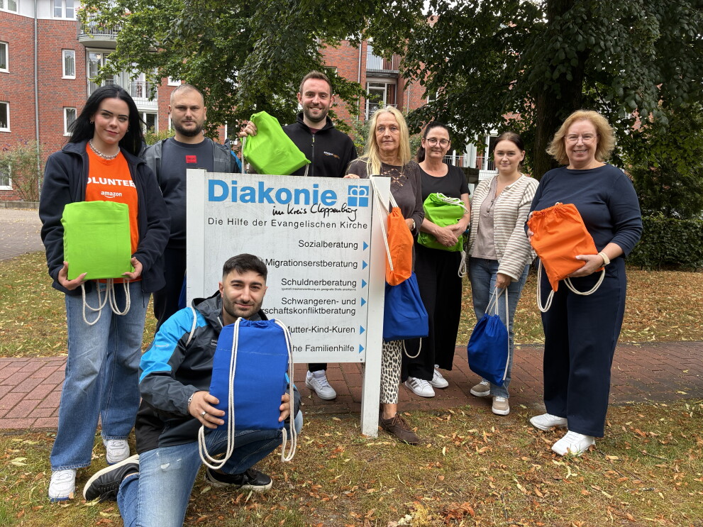 Amazon Aktion Schulstart: Übergabe der Schulbeutel an die Diakonie in Cloppenburg
