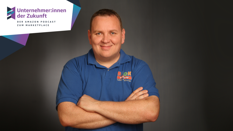 Portrait von Martin Buritsch. Oben links in der Ecke ist ein Banner, auf dem steht "Unternehmer:innen der Zukunft - Der Amazon Podcast zum Marketplace"