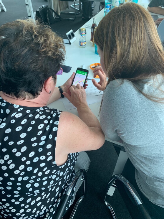 Interessierte Rentner beim Smartphone-Workshop