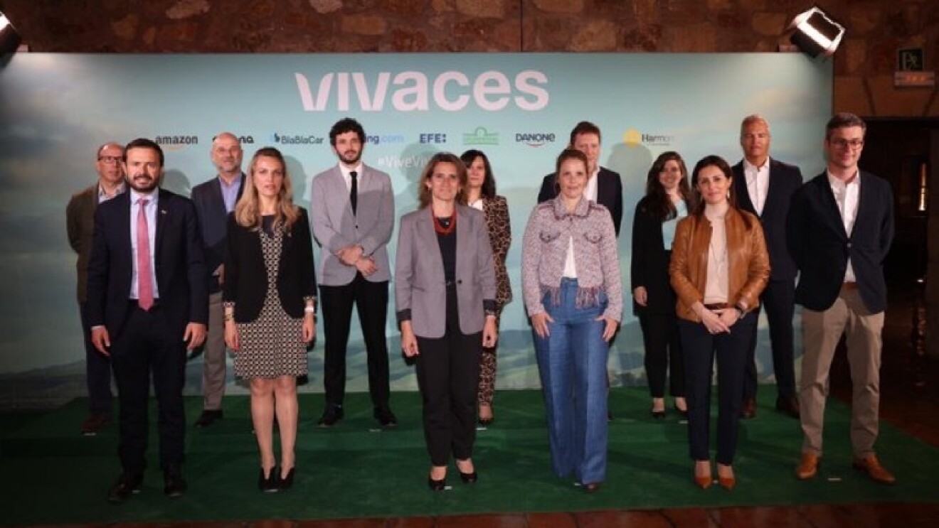Foto del la firma de la alianza empresarial de Vivaces con todos sus protagonistas. En un fondo verde con las letrasVivaces en blanco y los logos de las empresas aparecen 13 personas de pie posando para la foto. 7 hombres y 6 mujeres.
