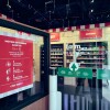 Devanture d'un magasin 'Just Walk Out' affichant les options de paiement sans espèces au restaurant Faim