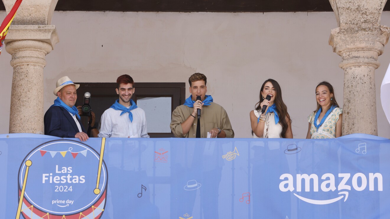 Pregón en el balcón del ayuntamiento en la Plaza Mayor de Medinaceli