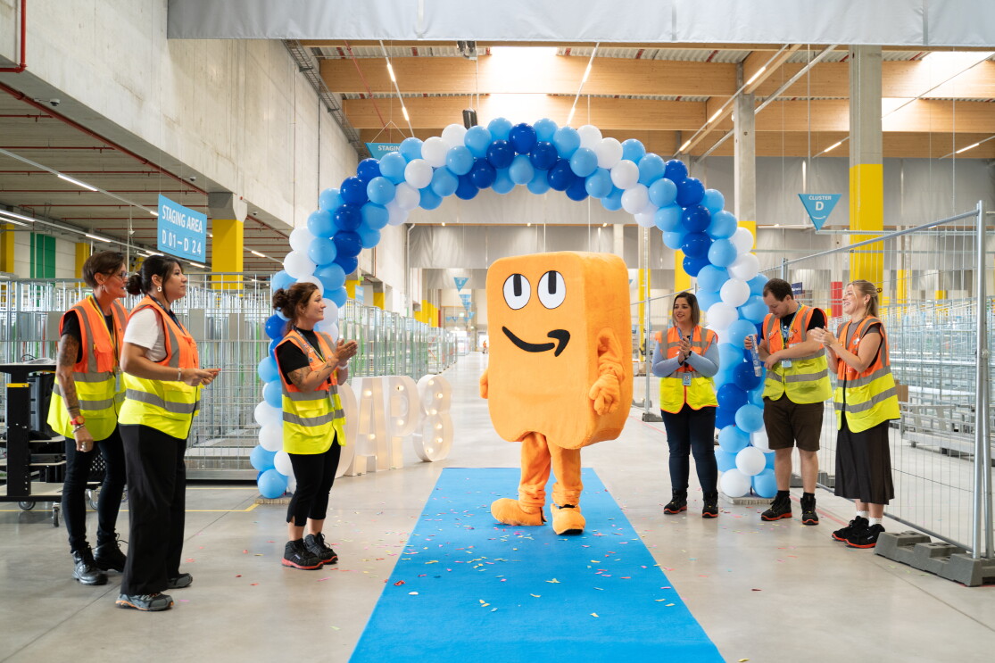DAP8 FC Launch Mascot, Standortleiterin Sandra Schänzer und ihr Team freuen sich auf die Eröffnung des Verteilzentrums.