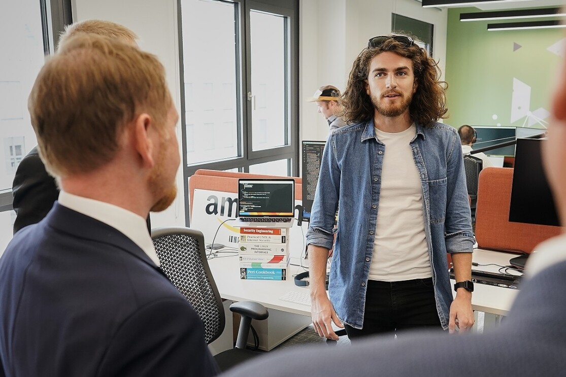 Ministerpräsident Michael Kretschmer mit Amazon Mitarbeitern am Arbeitsplatz in Dresden
