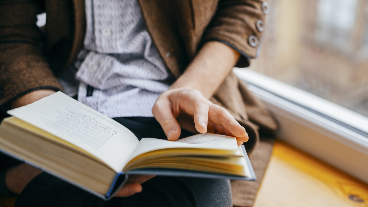 Quelqu'un lit un livre