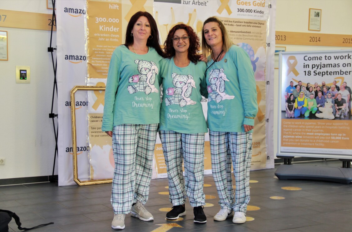 3 Mitarbeiterinnen in identischen Pyjamas.