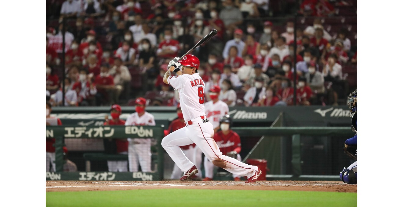 大きく振り切った広島カープのバッター背番号9