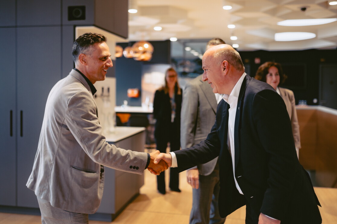 Der Berliner Bürgermeister zu Besuch bei Amazon.