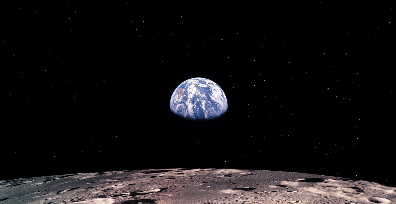 月から見た地球の写真