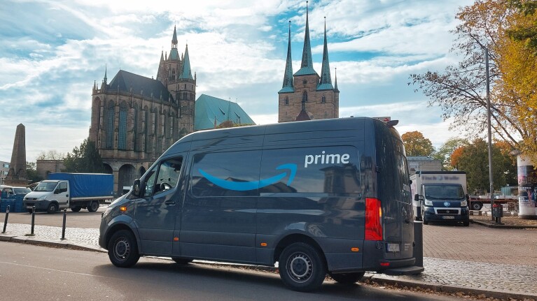 Ein Prime-Lieferwagen vor dem Domplatz in Erfurt.