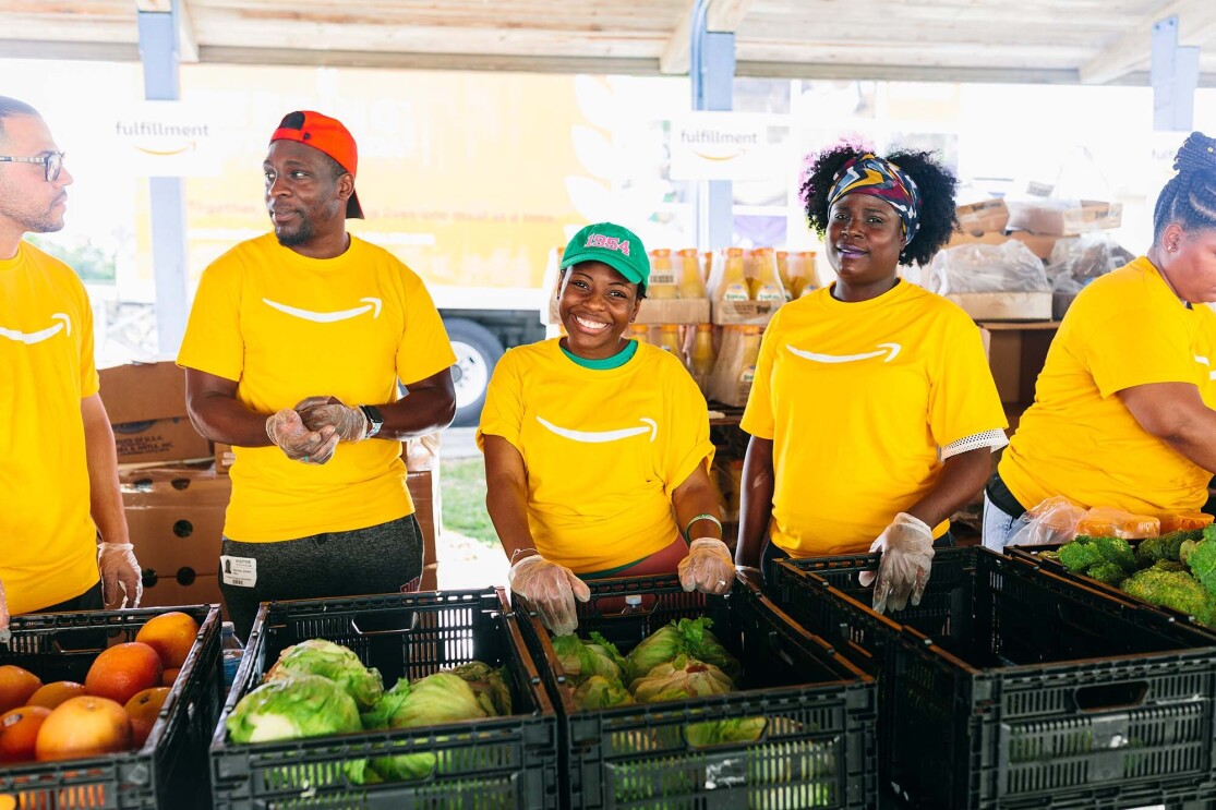 Amazon associates from Miami volunteered with Feeding South Florida and Robert B. Ingram Elementary School to support food-insecure families. 