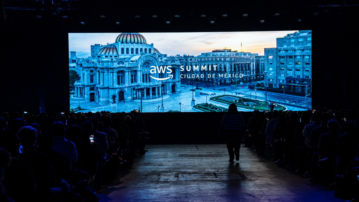 Cartel AWS Sumit Ciudad de México