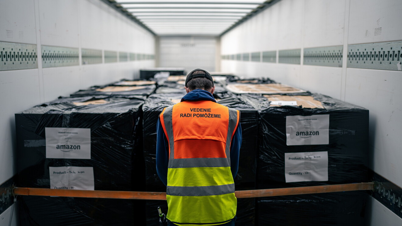 Dipendenti Amazon movimentano pallet con i beni donati a favore dei rifugiati ucraini nell'hub umanitario in Slovacchia