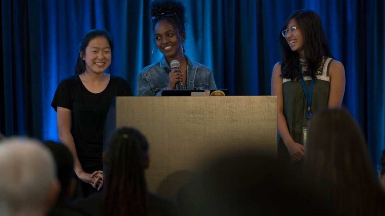 20170912 _girlswhocodegraduate_header_001.jpg