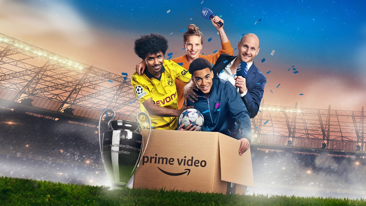 Die UEFA Champions League bei Prime Video: Zu sehen ist ein Fußballpokal neben einem Paket mit Aufdruck "prime video". Aus dem Paket schauen Fußballspieler und Moderatoren.