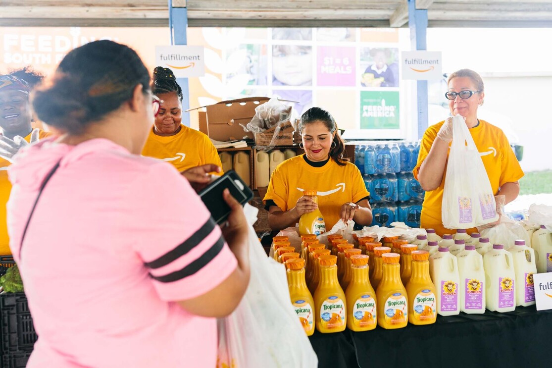 Amazon associates from Miami volunteered with Feeding South Florida and Robert B. Ingram Elementary School to support food-insecure families. 